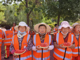 炎炎夏日送清涼，致敬最美環(huán)衛工！山東大正物業(yè)服務(wù)集團環(huán)衛項目部開(kāi)展防暑降溫慰問(wèn)活動(dòng)409.png